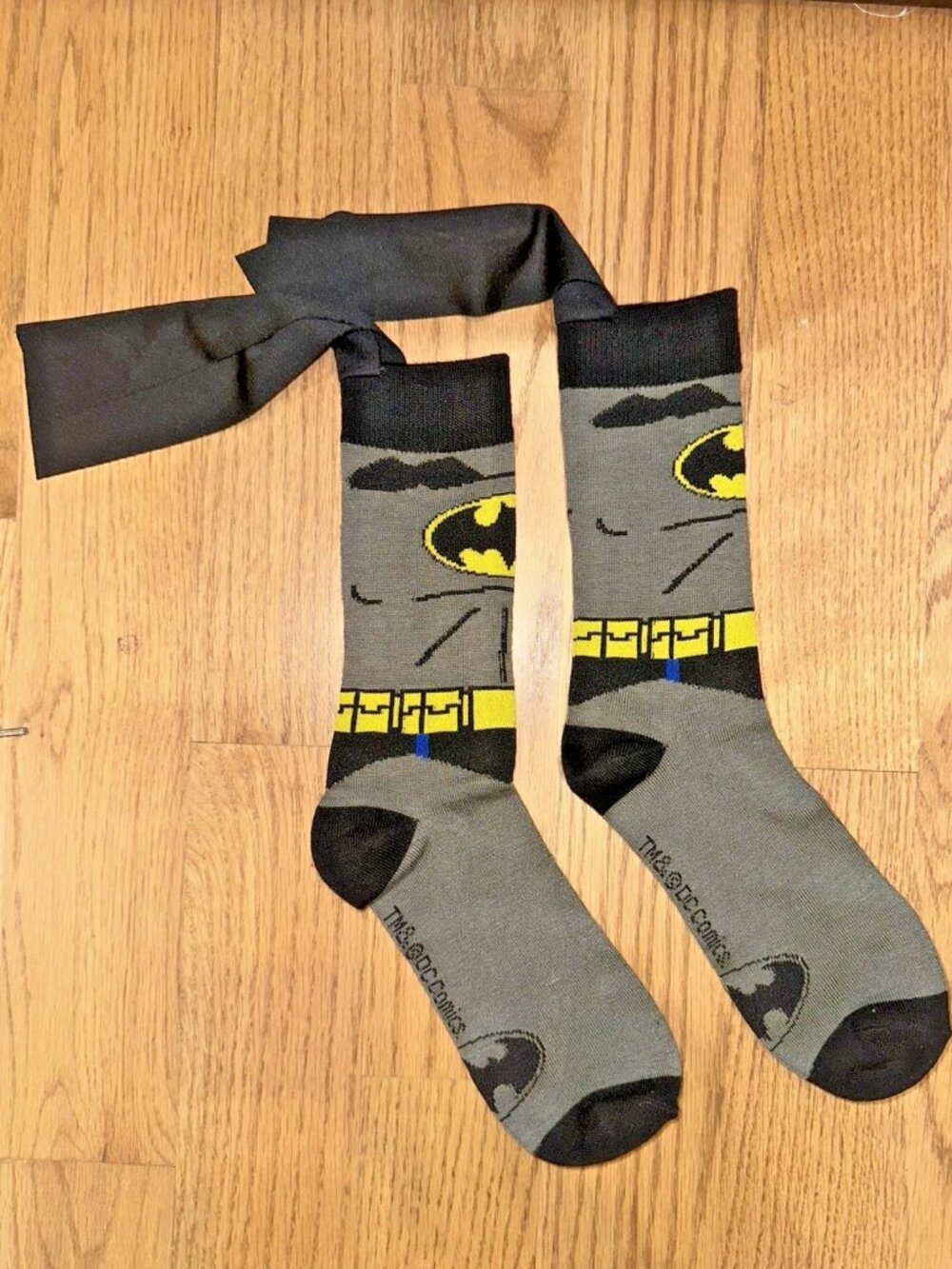 DC Comics Men's Adult Batman Cape Crew Mid-Calf Socks